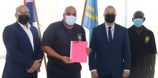 Minister Andin Bikker a firma pa bestel truck nobo pa Departamento di Bombero