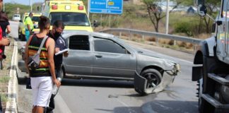 Nissan Sentra a bolter ariba altura di Airport, pasahero a resulta seriamente herida na su ma