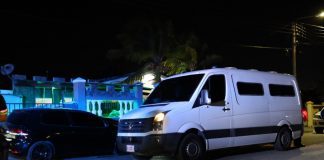 Entrada hudicial na cas conoci den Macubaristraat, varios persona deteni entrenan un dama