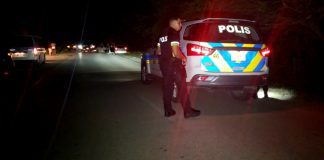 Chauffeur burachi a dal dos auto na ariba caminda di Bushiri pa Pos Abou