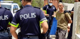 Polis a detene homber cu a ranca borchi di trafico