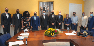 Formador Ta Reuni Cu Stakeholders Den Area Di Tema Social, Agricultura Y Economia