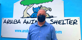Andin Bikker ta felicita Aruba Animal Shelter