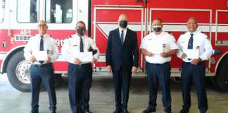 Minister Andin Bikker a otorga certificado y reconocimento na miembronan di Cuerpo di Bombero