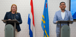 Formador ta entrega e lista di reparticion di cartera na Gobernador di Aruba