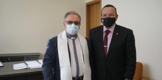 Minister di Enseñansa y Deporte Endy Croes a inicia su prome dia di trabou cu un bunita oracion y bendicion