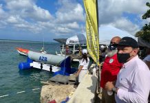 MINISTER ENDY CROES A HACI ENTREGA DI PREMIO NA COMPETENCIA DI LANDAMENTO ABIERTO ORGANISA PA ARUBA DOLPHINS.