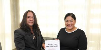 Minister di Cultura a ricibi bishita di e artista Gilbert Senchi y ARTiosa