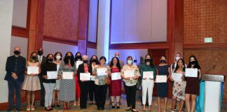 Graduadonan di Aruba a resalta den curso pa bira ‘wetgevingsjurist’ Minister Andin Bikker a entrega diploma na graduadonan