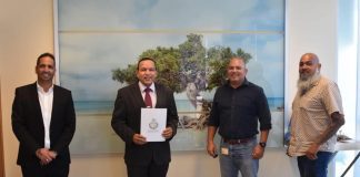 Minister di Deporte Dangui Oduber a haci traspaso di ministerio di deporte pa Minister Nobo di Deporte Endy Croes