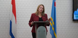 Promer Minister Wever Croes lo bay parlamento pa splica riba formacion y lo entrega tur cv di ministernan