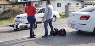 Accidente entre auto cu brommer, auto a sali dilanti brommer, dos persona levemente herida