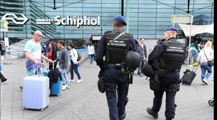 Discriminacion?: Entrante november 22 Marechaussee a cuminsa controla hende basa ariba nan color di cuero na airport di Hulanda.
