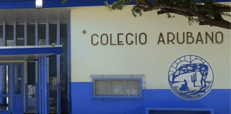 Alumnonan di Colegio a protesta reglanan extremo di scol y maltrato