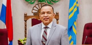 Minister Endy Croes no tin chofer y ta core su propio auto