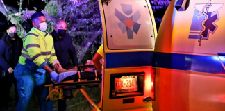 Auto a drenta mondi na mondi, un persona a resulta herida