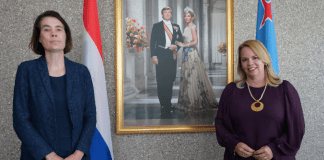 Potret Historico Di President van de Hoge Raad Mr. Gerdineke De Groot hunto cu Prome Minister di Aruba