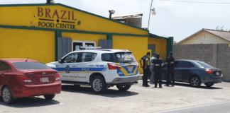 Dos persona hoben a comete un atraco riba Brazil Food Center