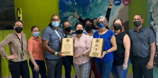 Trahador social Adriana Dorothal y docente Ludwina de Cuba a celebra 25 y 30 aña den Enseñanza