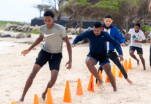 Brazil Taekwondo Stichting a train na Baby Beach.