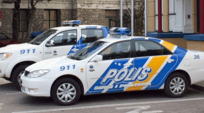 Denuncia serio contra Polis: A pone mucha di 15 aña kita sunu y buk nan dilanti