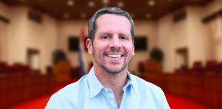 Un parlamentario a haci expresionnan extremo di kier laga venena otro parlamentarionan