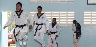 Brazil Taekwondo Stichting a duna training na tur esnan cu a presenta.