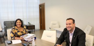 Minister Xiomara Maduro ta traspasa e cartera di Economia na sr. Geoffrey Wever y ta gradici tur Departamento pa e bon cooperacion