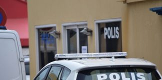 Abogado den corte cuestionando con un website di noticia ta haya informacion y detayes di e caso di su cliente