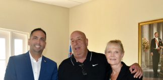 Minister Dangui Oduber a presenta “The Goodwill Ambassador” na sr. Peter Smith