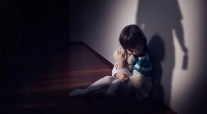 Homber (58) y un muher (52) deteni, na Limburg pa abuso sexual cu 7 mucha muher chikito