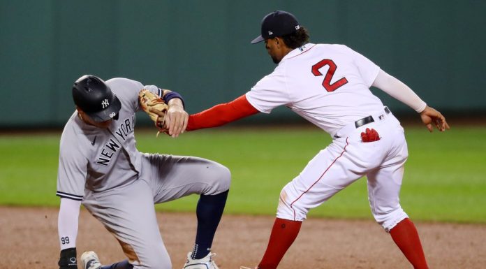 New York Yankees ta “sweep” Boston Red Sox den fin di siman y ta keda den pelea pa wild card