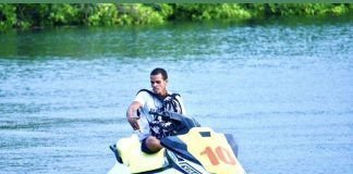 Jason Matilda a rek un sigaria mientras e tabata huy pa polis