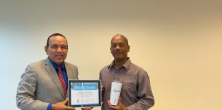 Minister di Enseñansa y Deporte, Endy Croes ta felicita sr. Alfonso Steenen cu a cumpli 30 aña den servicio di Gobierno.