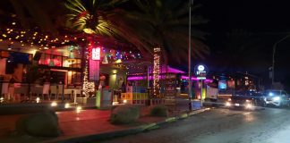 Turista ta come den restaurant y ta bay sin paga, e mesun turistanan aki lo a horta den un supermarket tambe