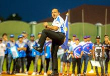 Minister di Enseñansa y Deporte Endy Croes a lansa prome bala pa apertura di e prome edicion di Baseball in paradise