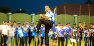 Minister di Enseñansa y Deporte Endy Croes a lansa prome bala pa apertura di e prome edicion di Baseball in paradise