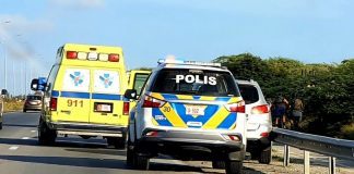 Chauffeur s bira malo tras di stuur a boks contra un Van