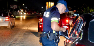 Polis a tira control riba 800 auto y a parti 332 boet