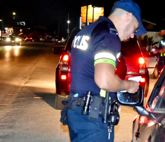 Polis a tira control riba 800 auto y a parti 332 boet