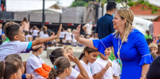 Prome Minister a forma parti di parada inspirativo dunando inicio na siman di festival di buki pa mucha