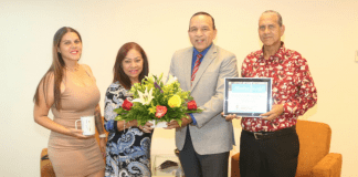 Minister di Enseñansa y Deporte, Endy Croes ta felicita sra. Elvia Maduro Kende a cumpli 31 aña den servicio di Gobierno.