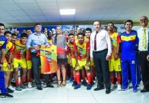 Minister di enseñansa y Deporte Endy Croes a bautisa uniform nobo di SV Britannia