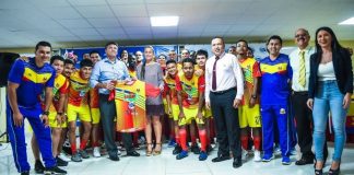 Minister di enseñansa y Deporte Endy Croes a bautisa uniform nobo di SV Britannia