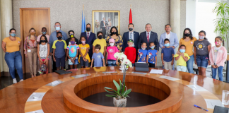 Muchanan di Kids@Work Camp a bishita bestuurskantoor y sera conoci un tiki di e trabao di gobierno