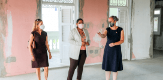 Minister di Cultura Xiomara Maduro presente na entrega di e finalisacion proyecto restauracion di ex-edificio Botica Aruba na Steenweg 19