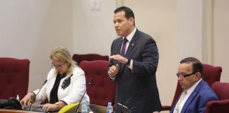 Minister Tjon ta Splica Caso di yiu den Parlamento