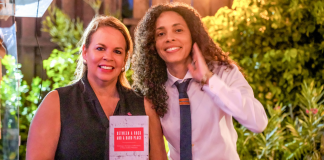 Prome Minister ta felicita Srta. Rosabelle Illes cu su doctorado den Psicologia.