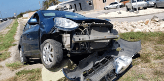 Dama a pega soña tras di stuur y cay cu su auto den greppel na Hato