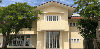 Entrada principal ta habri pa Publico